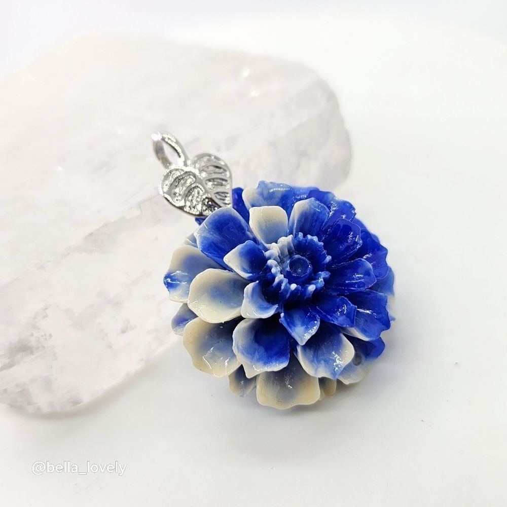 Charming Acrylic Floral Dahlia Flower Round Pendant Necklace Leaf Bail